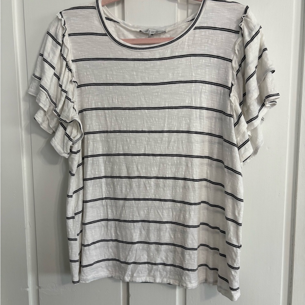 ⭐️$4 when bundled- Green Envelope White and Black Women's Top w/ruffled sleeves